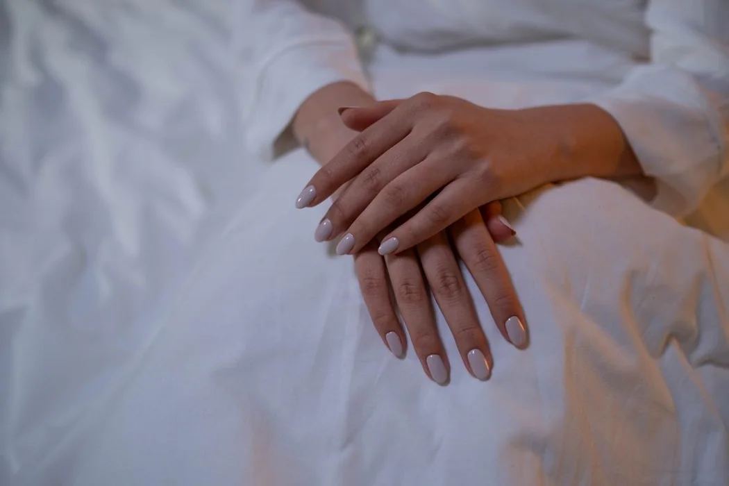 Mains soignées et manucure nude