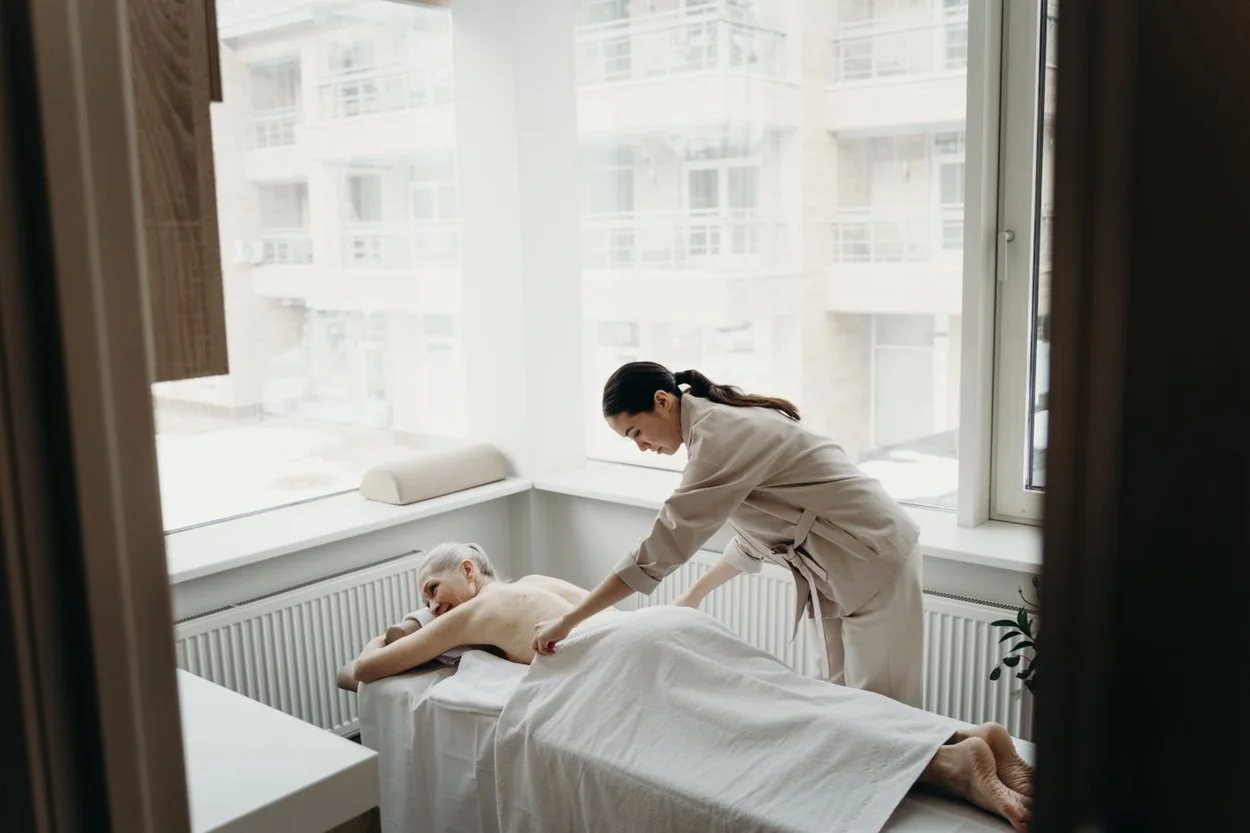 Massage du dos dans une atmosphère calme