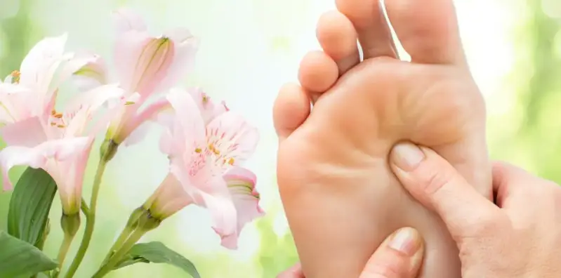 Pression manuelle sur la plante du pied lors d’une séance de réflexologie
