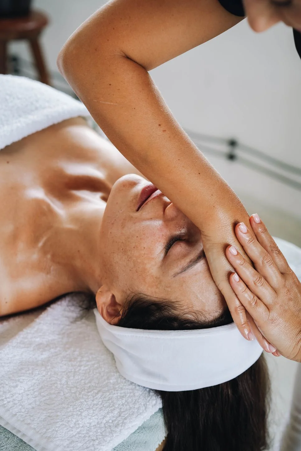 Un moment de détente pendant un soin du visage